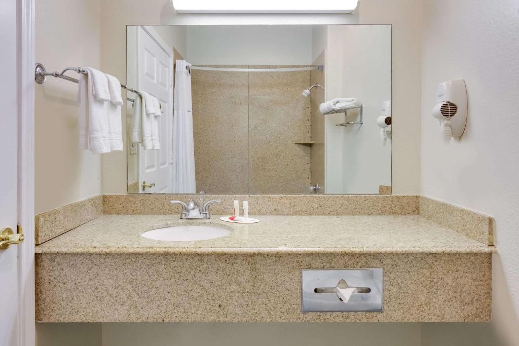 Days Inn & Suites by Wyndham DFW Airport South-Euless - image 2