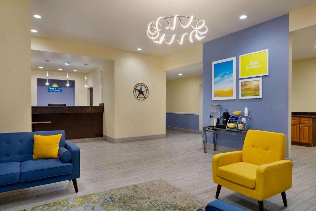 Days Inn & Suites by Wyndham DFW Airport South-Euless - image 3