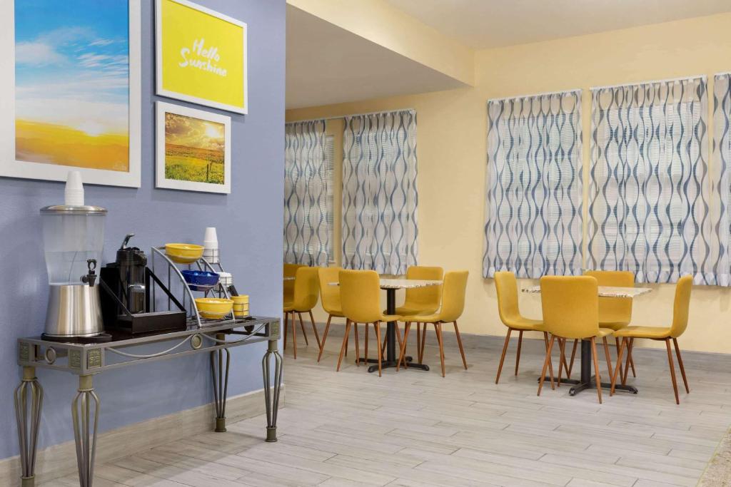 Days Inn & Suites by Wyndham DFW Airport South-Euless - image 4