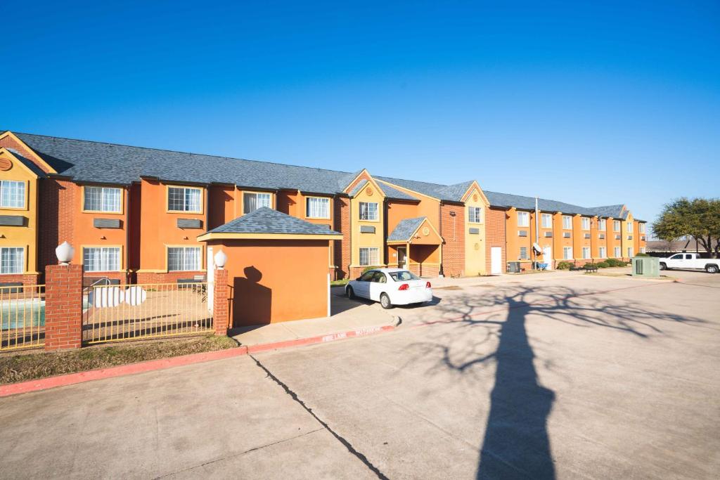 Regency Inn & Suites DFW - image 3