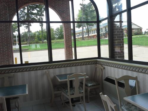 Express Inn Eureka Springs - image 4