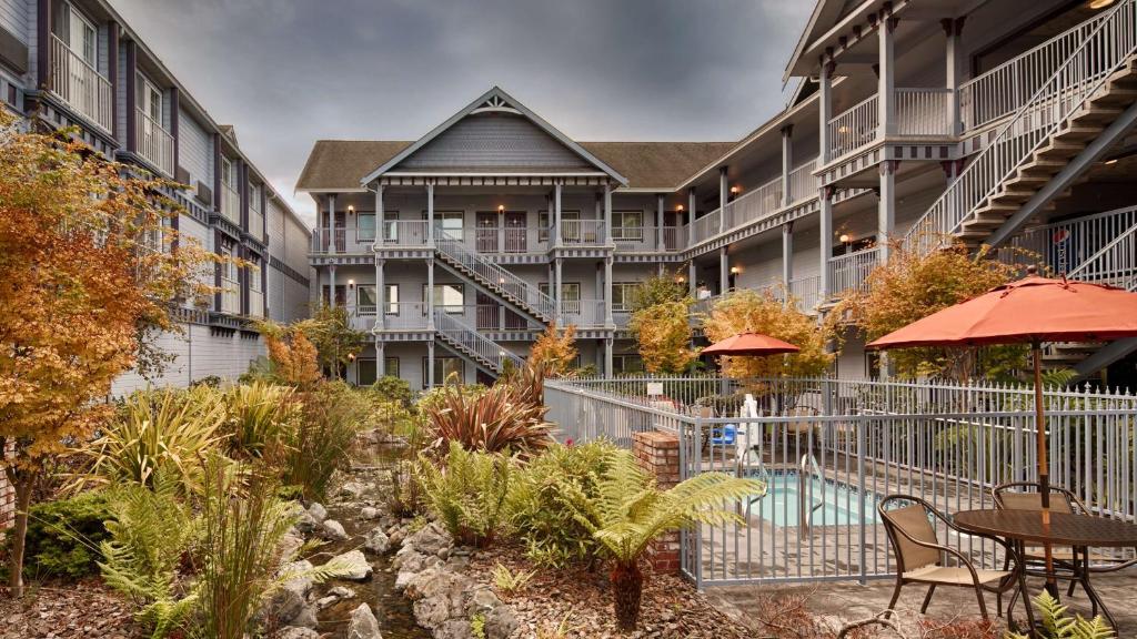 Best Western Plus Bayshore Inn - main image