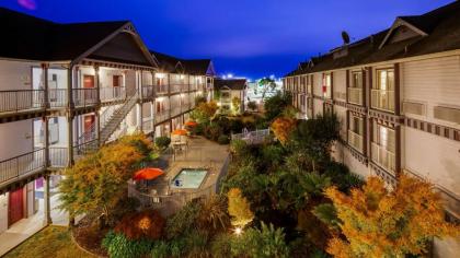 Best Western Plus Bayshore Inn - image 11