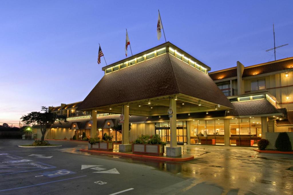 Red Lion Hotel Eureka - main image