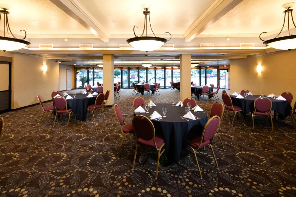 Red Lion Hotel Eureka - image 4