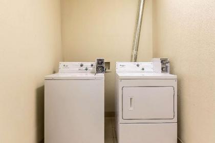 Econo Lodge Eutaw - image 8