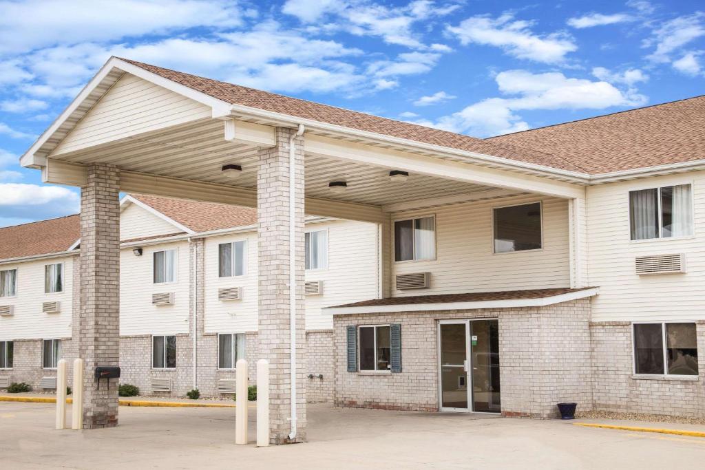 Days Inn by Wyndham Evansdale Waterloo - main image