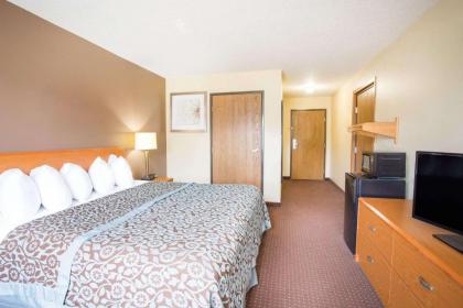 Days Inn by Wyndham Evansdale Waterloo - image 9