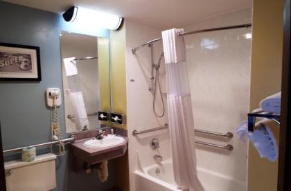 Super 8 by Wyndham Casper East/Evansville - image 10