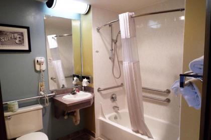 Super 8 by Wyndham Casper East/Evansville - image 7