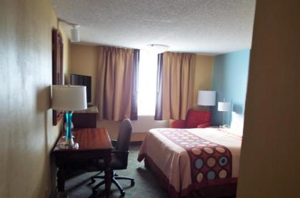 Super 8 by Wyndham Casper East/Evansville - image 9