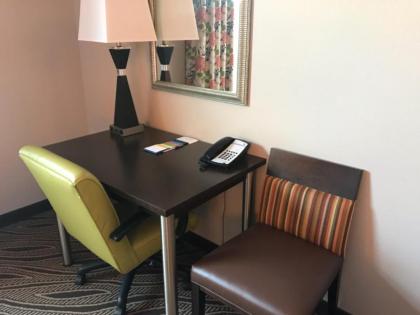 Hampton Inn Evansville Airport - image 10