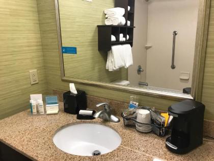 Hampton Inn Evansville Airport - image 11