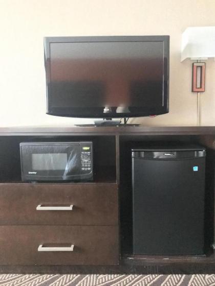 Hampton Inn Evansville Airport - image 13