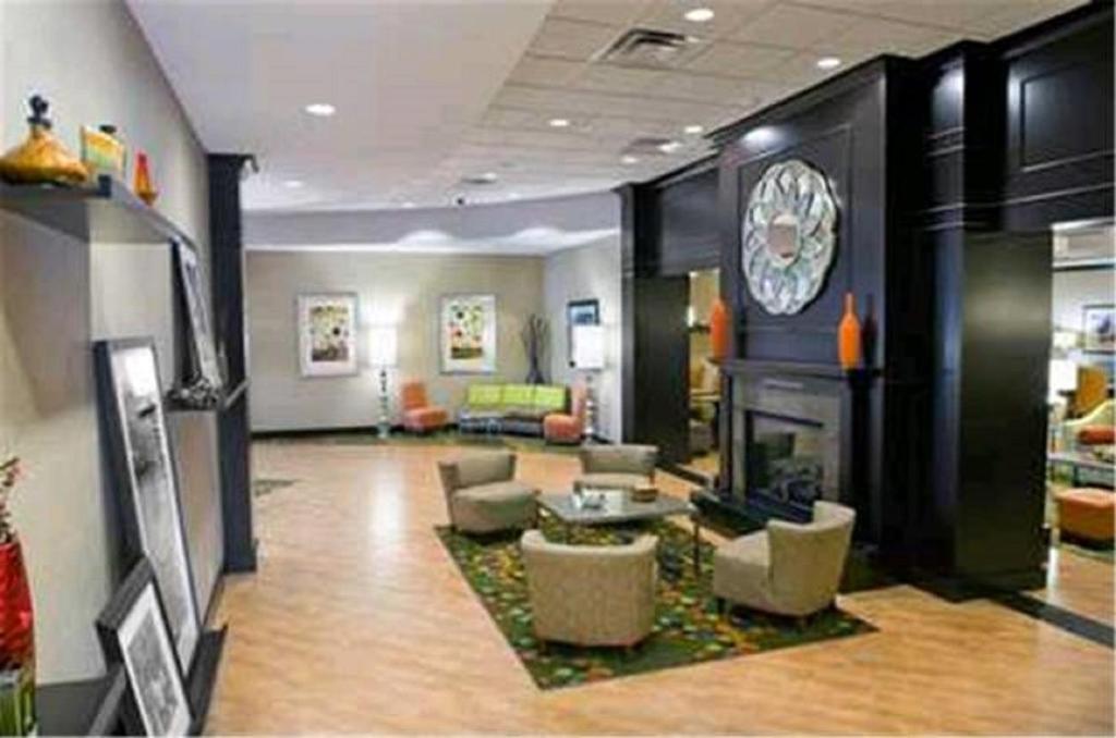 Hampton Inn Evansville Airport - image 6