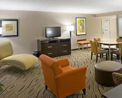 Hampton Inn Evansville Airport - image 8