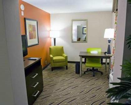Hampton Inn Evansville Airport - image 9