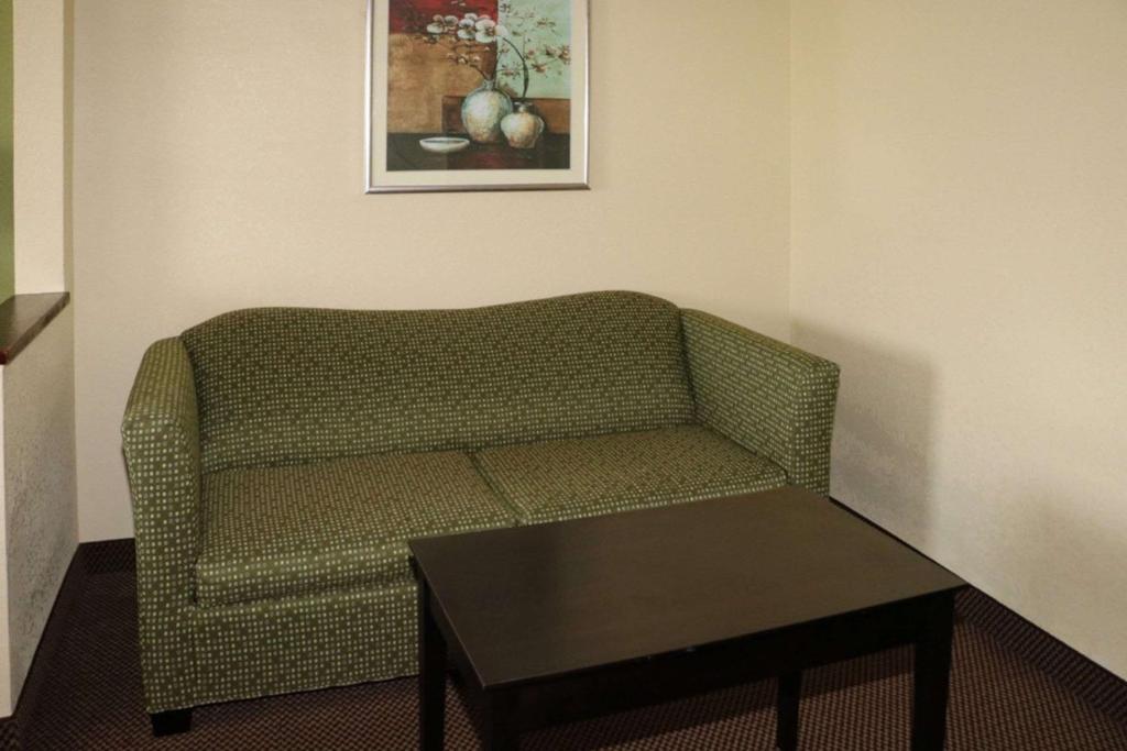 Quality Inn East Evansville - image 2