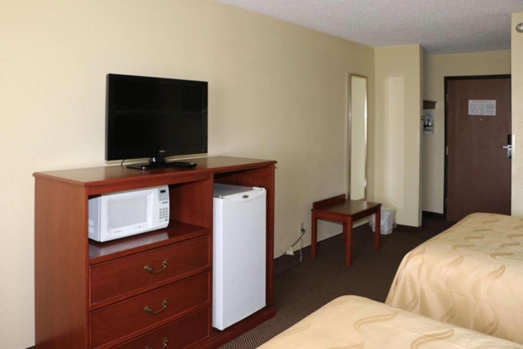 Quality Inn East Evansville - image 3