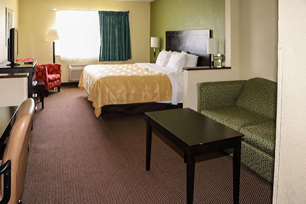 Quality Inn East Evansville - image 5