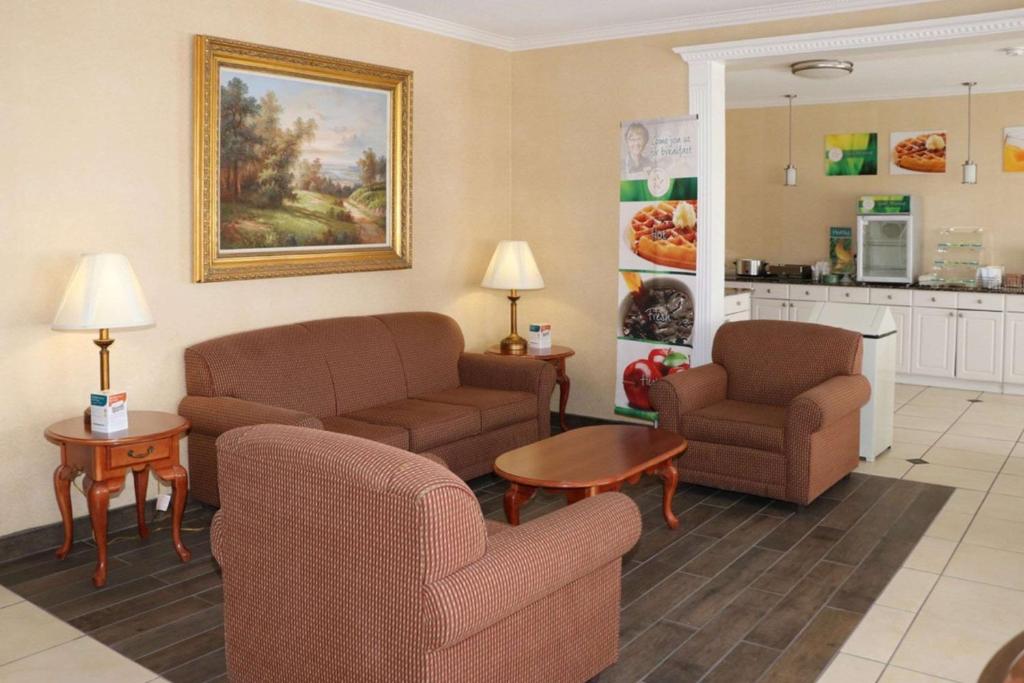 Quality Inn East Evansville - image 7