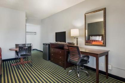 Econo Lodge Evansville - image 12
