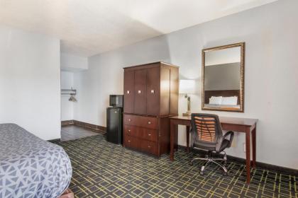Econo Lodge Evansville - image 14