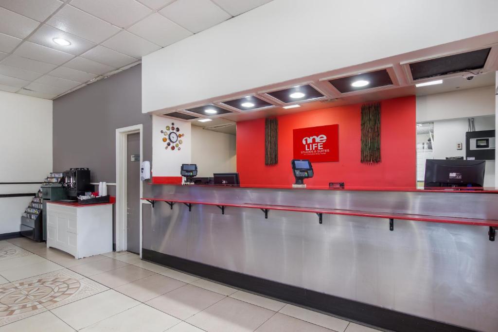 Econo Lodge Evansville - image 4