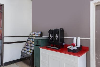 Econo Lodge Evansville - image 5