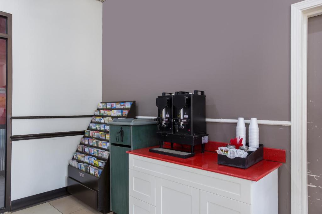 Econo Lodge Evansville - image 5