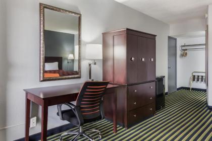 Econo Lodge Evansville - image 8