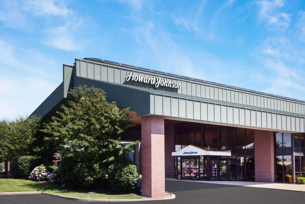 Howard Johnson by Wyndham Evansville East - main image