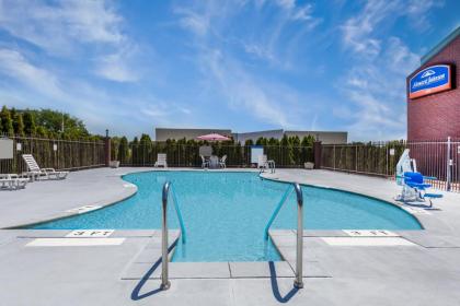 Howard Johnson by Wyndham Evansville East - image 6