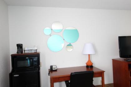 Howard Johnson by Wyndham Evansville East - image 8