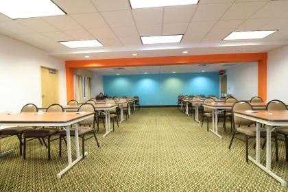 Howard Johnson by Wyndham Evansville East - image 9
