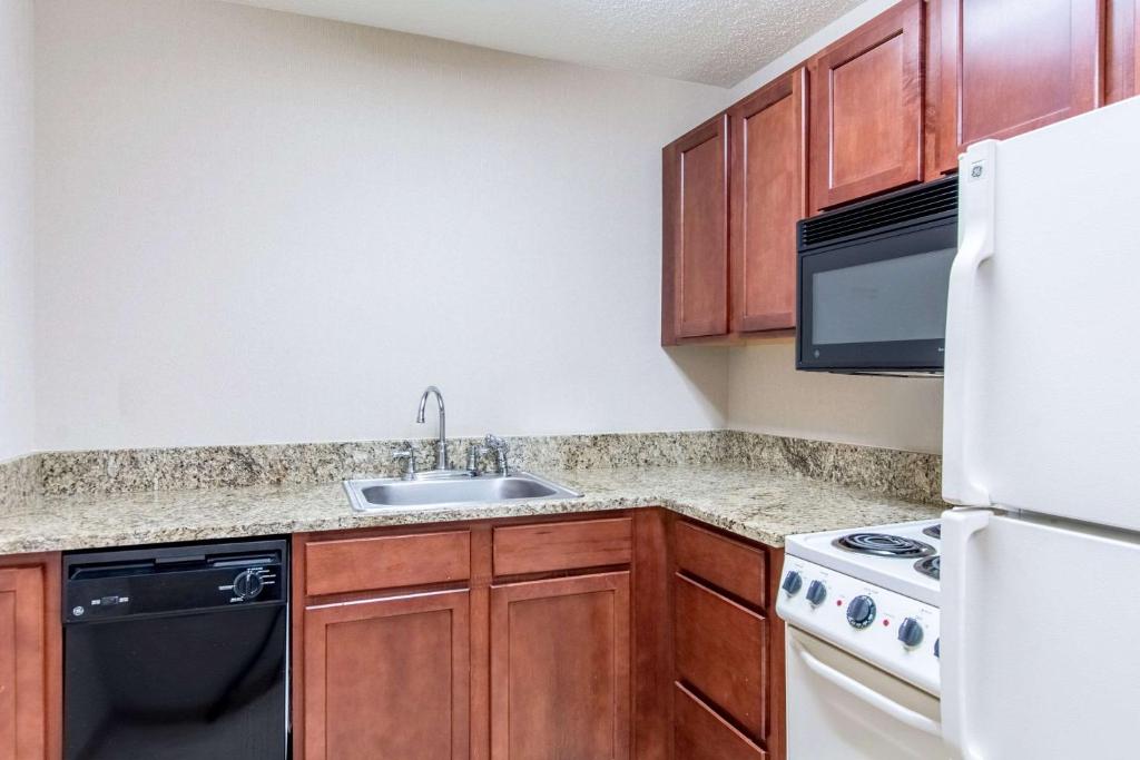 Comfort Inn East Evansville - image 7