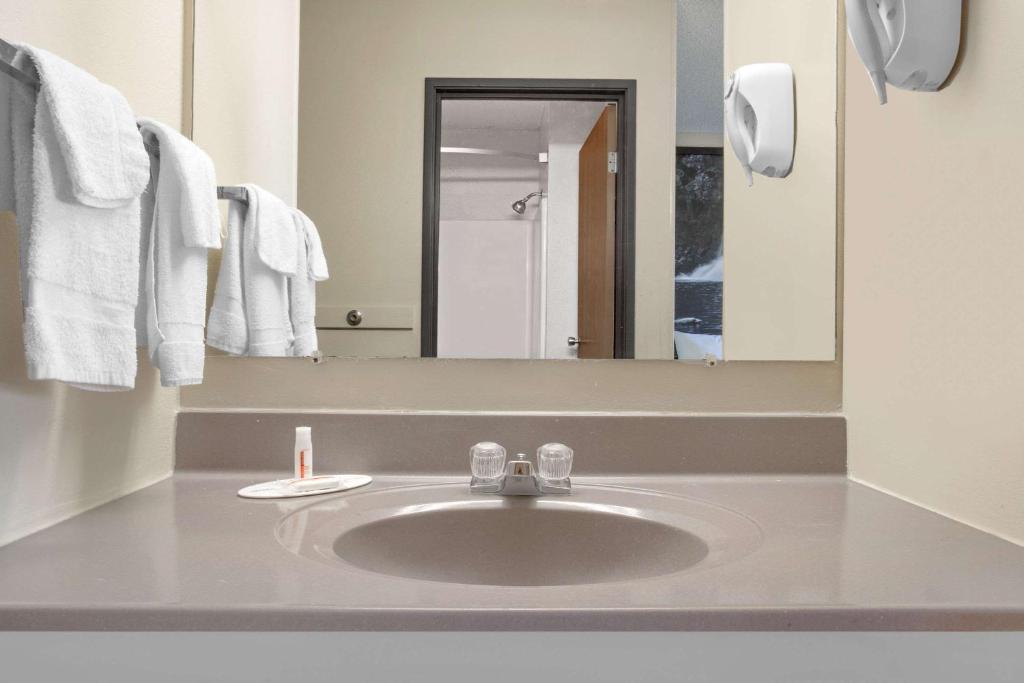 Super 8 by Wyndham Evansville East - image 2