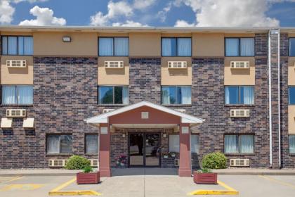 Super 8 by Wyndham Evansville East - image 4