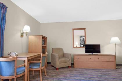 Super 8 by Wyndham Evansville East - image 8