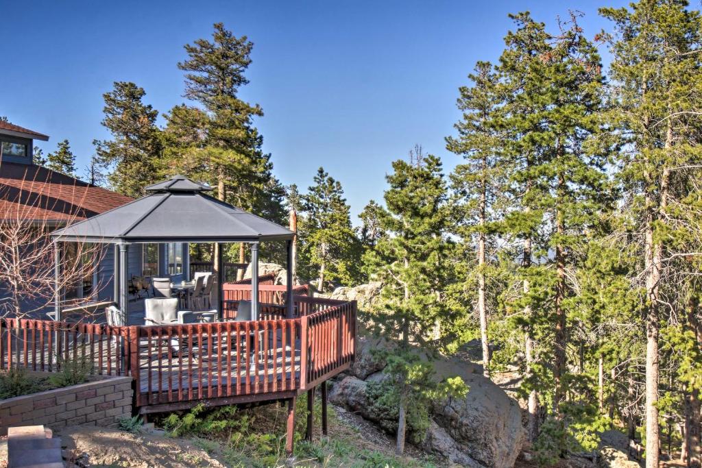 Private Evergreen Hideaway with Deck and Mtn View - main image