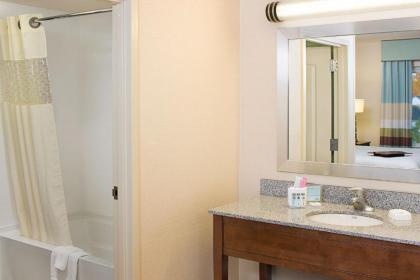 Hampton Inn & Suites Exeter - image 10