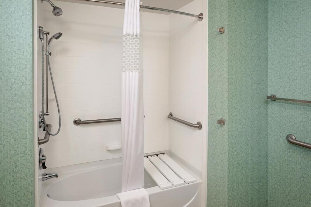 Hampton Inn & Suites Exeter - image 2