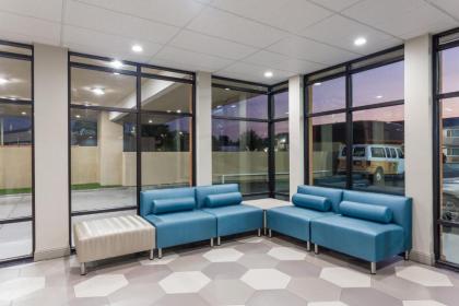Super 8 by Wyndham Fairfield - image 10