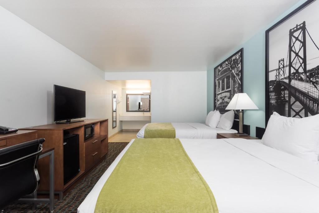 Super 8 by Wyndham Fairfield - image 5