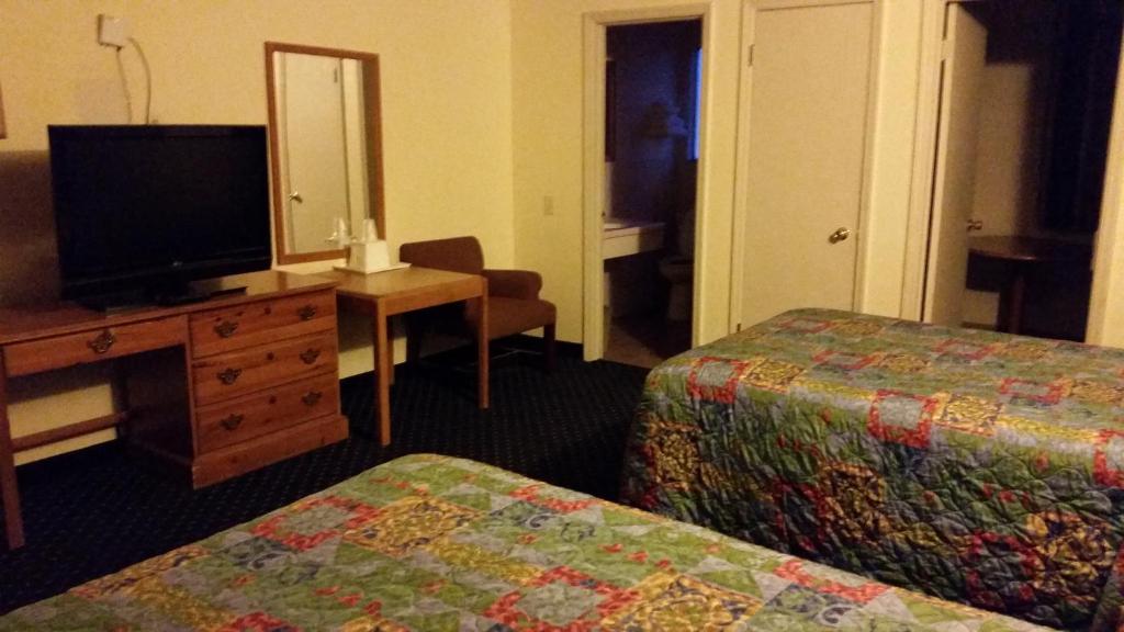 Econo Lodge - image 2