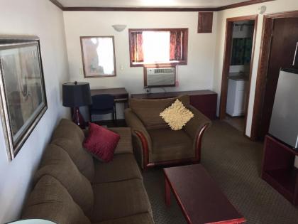 Highland Court Motel - image 10