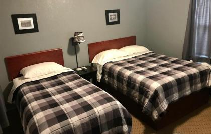Highland Court Motel - image 12