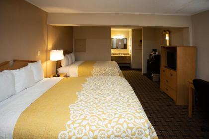 Days Inn by Wyndham Fairmont - image 11