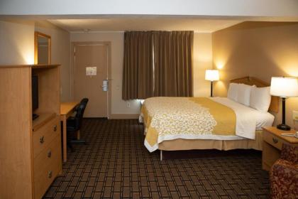 Days Inn by Wyndham Fairmont - image 12