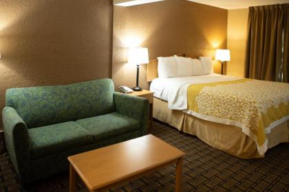 Days Inn by Wyndham Fairmont - image 8